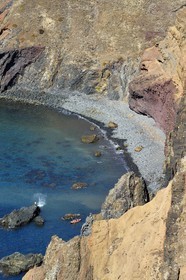 Portugal, Ile de Madère, randonnée dans la réserve naturelle de la Ponta de Sao Lourenço (pointe Saint Laurent) à l'extrême Est de l'ile, kayak s'éloignant de la plage de galets