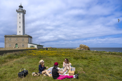France, Finistère, Abers Country (Pays des Abers), Ile Vierge (Virgin Island) in the Lilia archipelago, picnic at the foot of the Virgin Island lighthouse, the old lighthouse from 1845 in the background