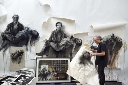 France, Ivry-sur-Seine (94), l'artiste plasticien Ernest Pignon-Ernest dans son atelier