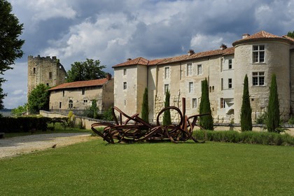 France, Dordogne, White Perigord, Perigueux, district of La Cité or also of Vesone, Vesunna museum gardens and houses on the walls, the ruins of the Barriere castle in the background