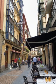 Espagne, Pays basque espagnol, Biscaye, Bilbao, Casco Viejo (vieille ville), restaurant dans la rue Jardines Kalea