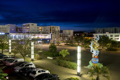 France, Loire-Atlantique (44), Saint-Nazaire, le centre commercial le Ruban bleu et la sculpture Sirène de l'artiste Federica Matta