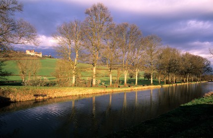 France, Côte-d'Or (21), châteauneuf-en-Auxois, le château fort dominant le canal de Bourgogne