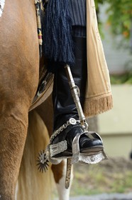 Argentine, province de Buenos Aires, San Antonio de Areco, fête du Jour de la Tradition (Dia de la Tradicion), travail d'orfèvre sur les étriers en argent utilisés lors de grandes occasions par un estanciero (gaucho propriétaire d'un ranch)