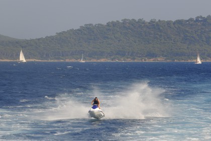 France, Var (83), Iles d'Hyères, parc national de Port-Cros, île de Porquerolles, jet ski ou scooter des mers