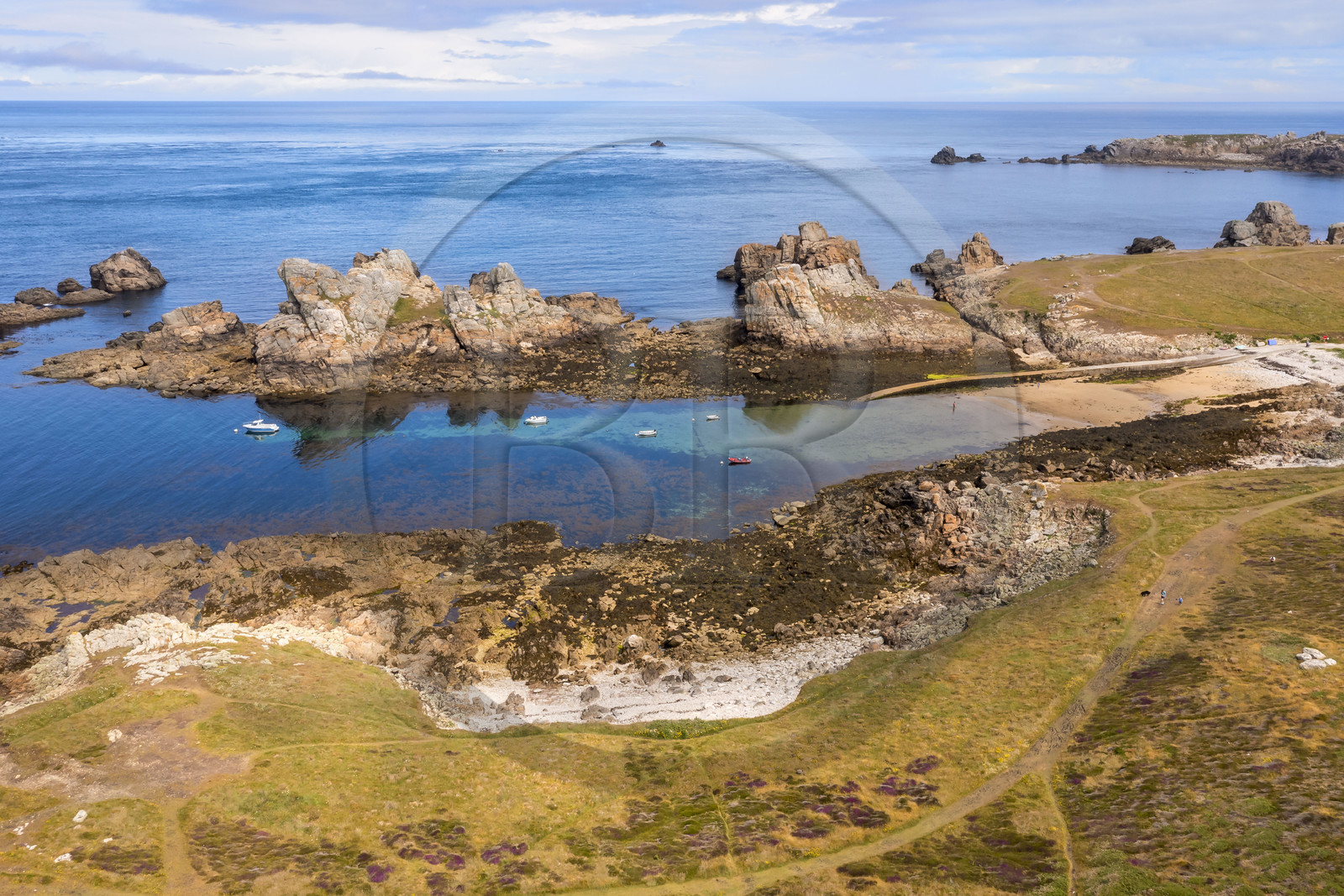 France, Finistère (29), Mer d'Iroise, Ile d'Ouessant, randonneur sur le chemin cotier devant la plage et le mouillage de Yuzin sur la cote Nord (vue aérienne)