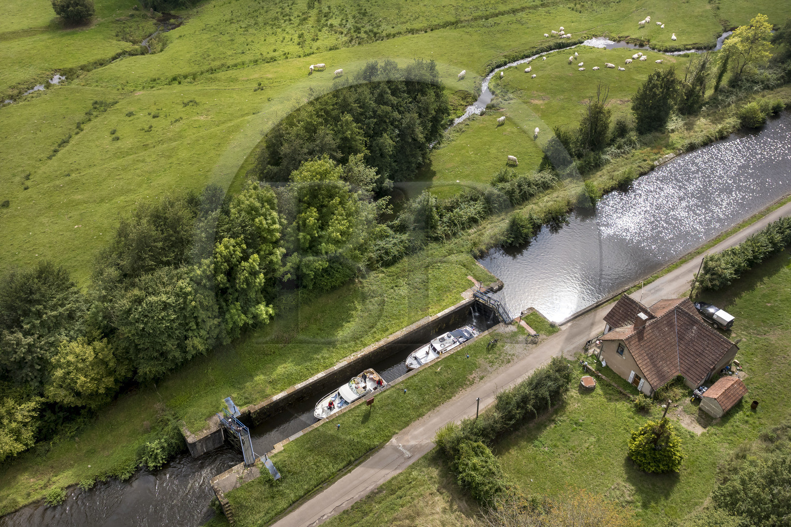 France, Nièvre (58), Sardy-les-Epiry, échelle des 16 écluses sur le canal du Nivernais, écluse n°15 de Champ-Cadoux (vue aérienne)