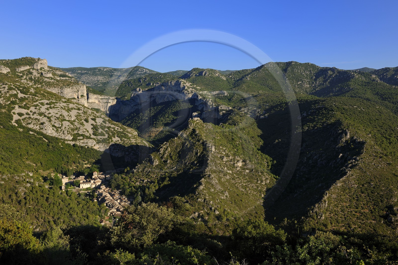 France, Hérault (34), village médiéval de Saint-Guilhem-le-Désert, labellisé Les Plus Beaux Villages de France, la combe de Gellone et le village au creux des monts de l'Infernet
