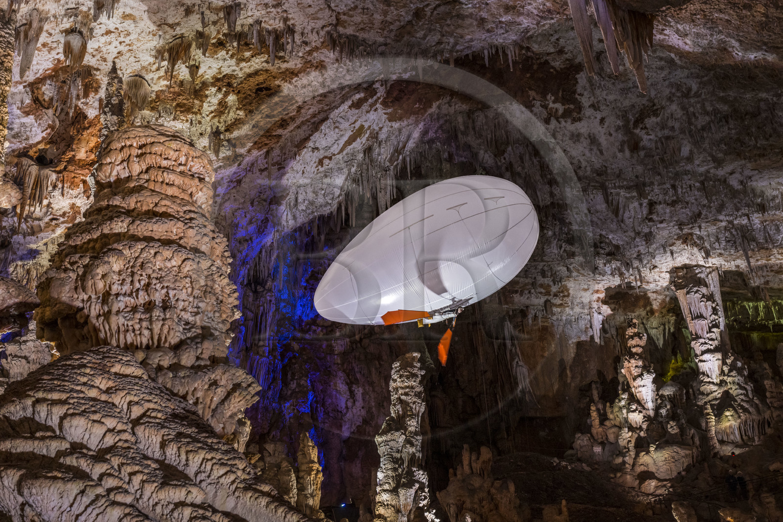 France, Gard (30), Méjannes-le-Clap, grotte de La Salamandre, découverte de la grotte en Aéroplume®, un ballon dirigeable individuel gonflé à l'hélium qui permet de s'envoler en battant des ailes