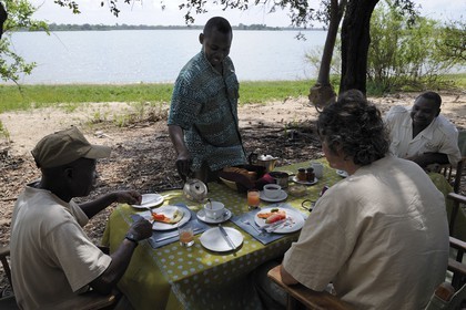 Tanzanie, Reserve de gibier de Selous une des plus grandes zones protégées au monde et inscrite sur la liste du patrimoine mondial de l’Unesco depuis 1982, le très exclusif Selous Camp, petit déjeuner en brousse