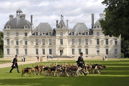 France, Loir-et-Cher (41), château de Cheverny, les piqueux Vol au Vent et La Rosée qui gèrent la meute de 90 chiens de chasse à cour