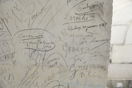 France, Paris (75), le Panthéon, graffiti datant de l'époque où les visiteurs avaient accès à la fresque d'Antoine Gros