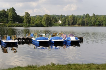France, Nièvre (58), lac des Settons, pédalos