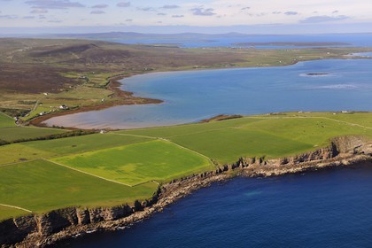 Royaume-Uni, Ecosse, Iles Orcades, champs et fermes parsemées sur le sud de l'Ile de Hoy devant Scapa Flow (vue aérienne)