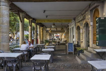 France, Aveyron (12), Millau, place du Marechal Foch, le pilori est encore en partie visible sur une des collonades de ces maisons dites en encorbellement