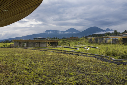 Rwanda, Province du Nord, District de Musanze (Ruhengeri), Kinigi, Campus Ellen DeGeneres du Dian Fossey Gorilla Fund par l'architecte MASS Design Group, Sandy and Harold Price Research Center, le Mont Karisimbi au centre gauche et le Mont Visoke au centre droit puis le Mont Mikeno (situé au Congo) à droite en arrière plan