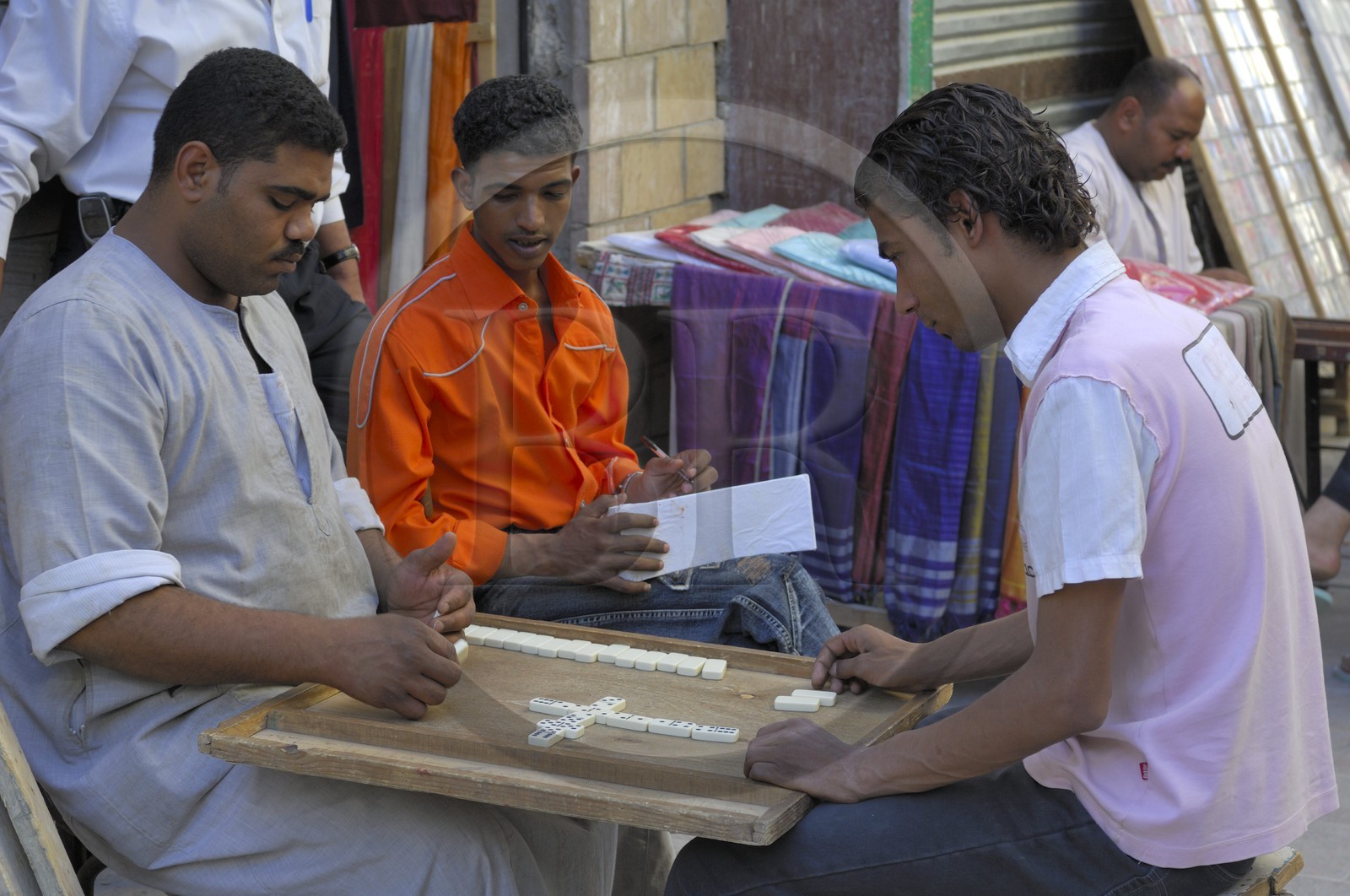 Egypte, Haute Egypte, Nubie, vallée du Nil, Assouan, le souk, joueurs de dominos Egypte, Haute Egypte, Nubie, vallée du Nil, Assouan, le souk, joueurs de dominos