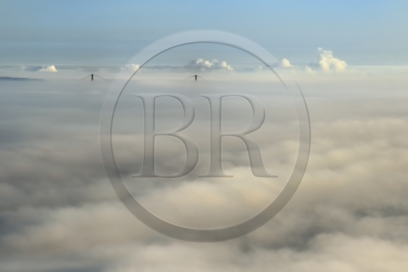 France, Eure (27), Tancarville, le sommet du pont de Tancarville émergeant des nuages