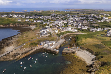 France, Finistère (29), Mer d'Iroise, Ile d'Ouessant, le petit port de Lampaul et le bourg en arrière plan (vue aérienne)