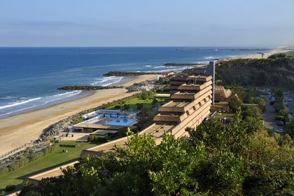 France, Pyrénées-Atlantiques (64), Pays-Basque, Anglet, plage de la Petite Chambre d'Amour et le Belambra Club ancien VVF construit dans les années 1970