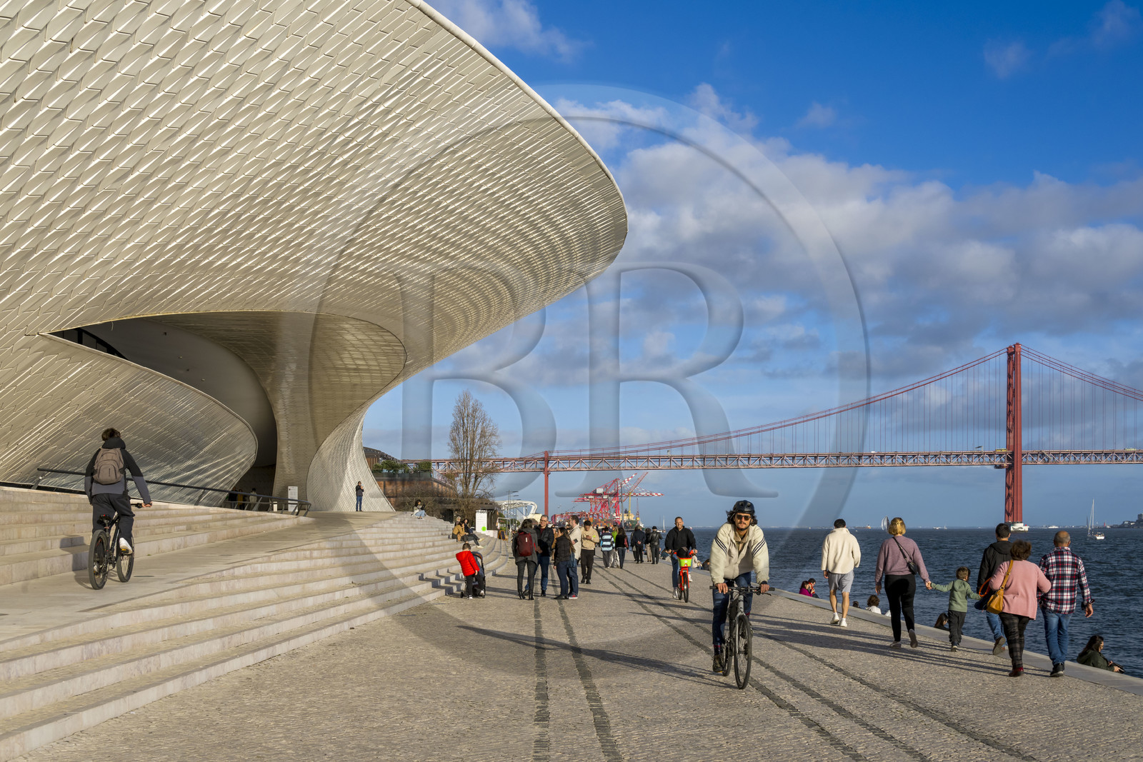 Portugal, Lisbonne, quartier de Belem, MAAT (Musée d'Art, Architecture et Technologie ou Museu de Arte, Arquitetura e Tecnologia) sur les bords du Tage, inauguré en 2016 et conçu par l'architecte britannique Amanda Levete, le pont Ponte 25 de Abril en arrière plan