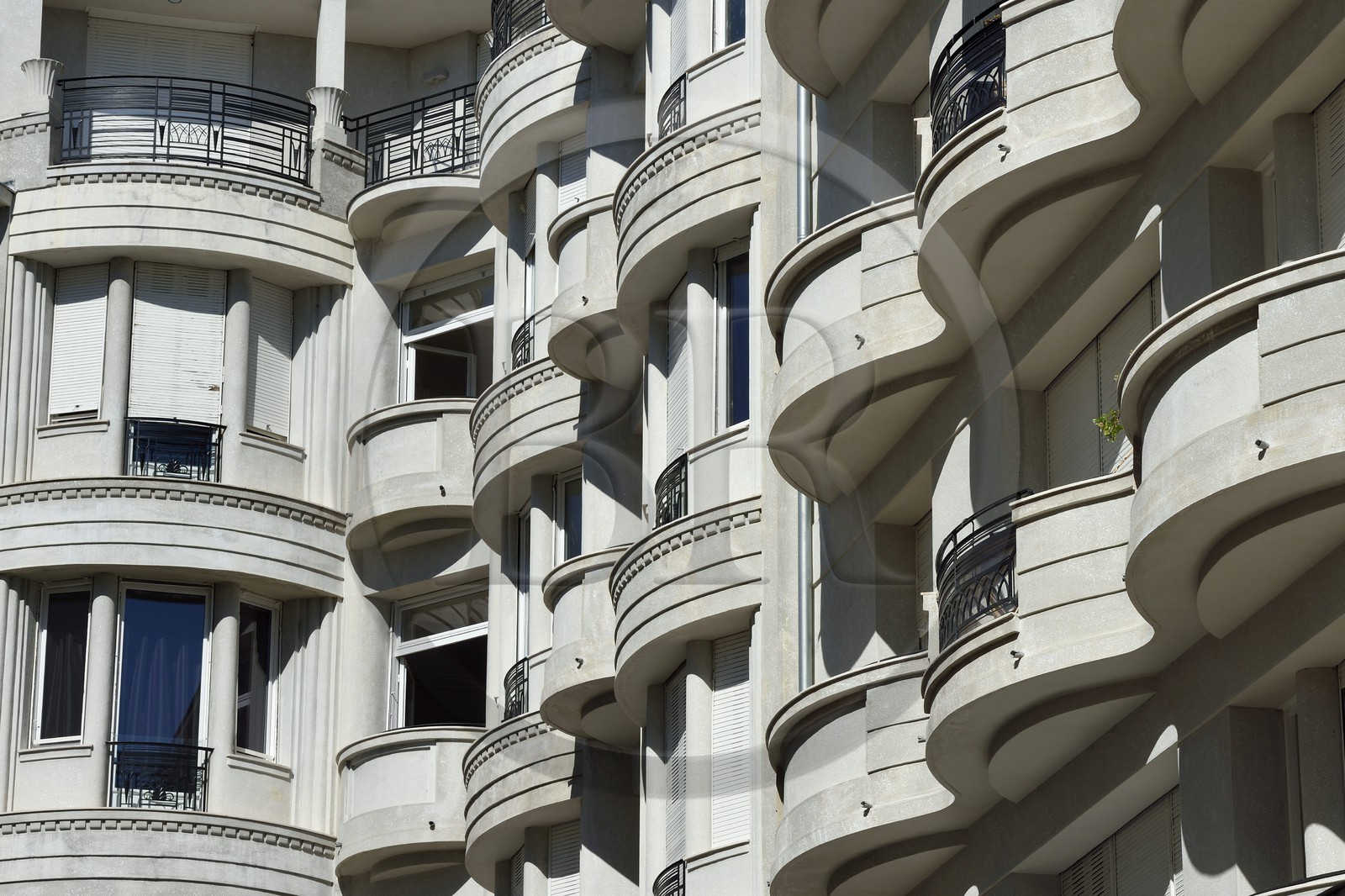 France, Alpes-Maritimes (06), Nice, quartier des Baumettes, l'immeuble Art déco Le Gloria Mansions, balcons sur la cour intérieure