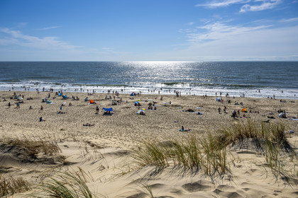 France, Charente-Maritime (17), Royan, La Tremblade, plage au pied du Phare de La Coubre