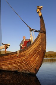 Norvège, Nordland, Iles Lofoten, ile de Vestvagoy, le drakkar (bateau viking) Lofotr construit à l'identique sur le lac de Borg et son capitaine Terje Boe