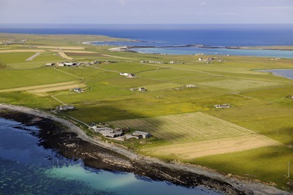 Royaume-Uni, Ecosse, Iles Orcades, Ile de Papa Westray, champs et fermes éparses sur cette toute petite île (environ 9 km²) (vue aérienne)