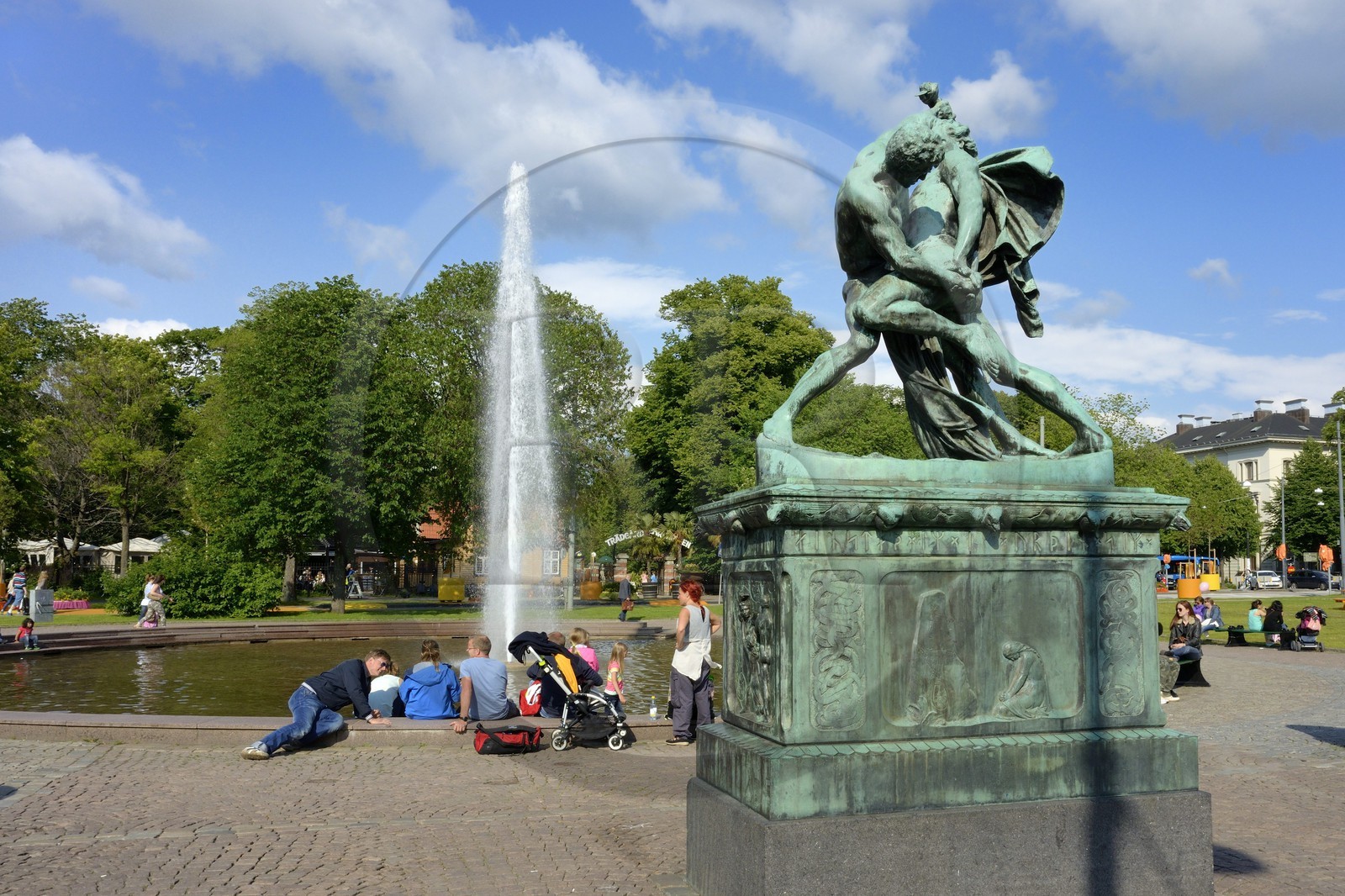 Suède, Västra Götaland, Göteborg (Gothenburg), petit parc en bordure de la rue principale Kungsportsavenyen