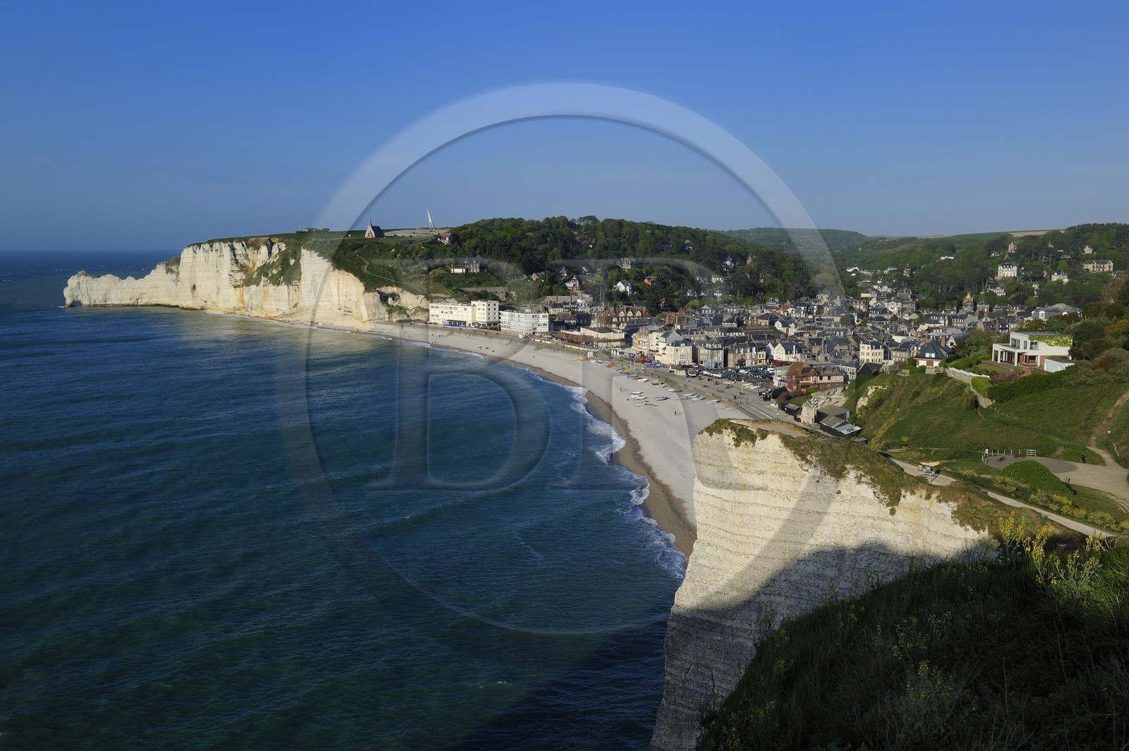 France, Seine-Maritime (76), Pays de Caux, Côte d'Albâtre, Etretat, la falaise d'Amont dominé par l'église Notre-Dame-de-la-Garde et la plage de la ville