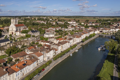 France, Charente-Maritime, Saintonge, Saint-Savinien, labeled stones and water villages, the village on the banks of the Charente river (aerial view)