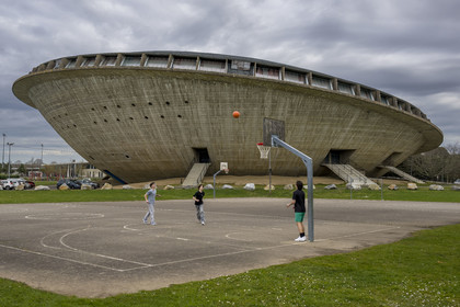 France, Loire-Atlantique (44), Saint-Nazaire, le Palais des sports appelé La Soucoupe datant de la reconstruction de la ville et des joueurs de basket ball