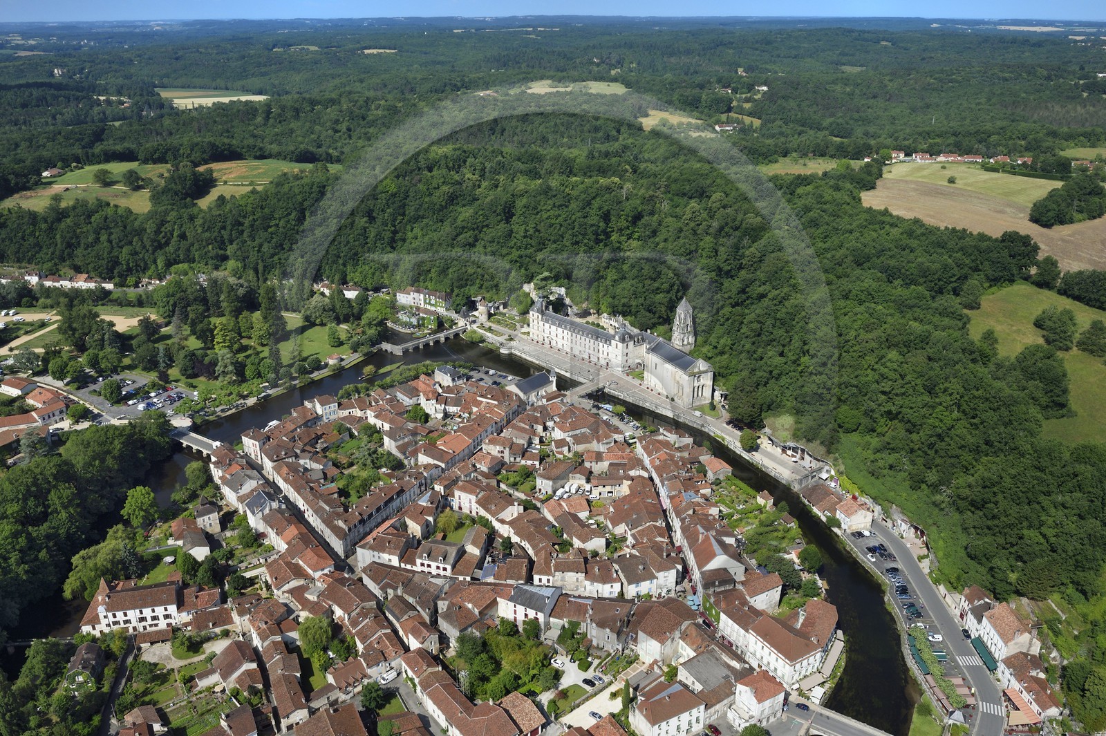 France, Dordogne (24), Brantôme, l'abbaye bénédictine Saint-Pierre en bordure de la Dronne et le village (vue aérienne)