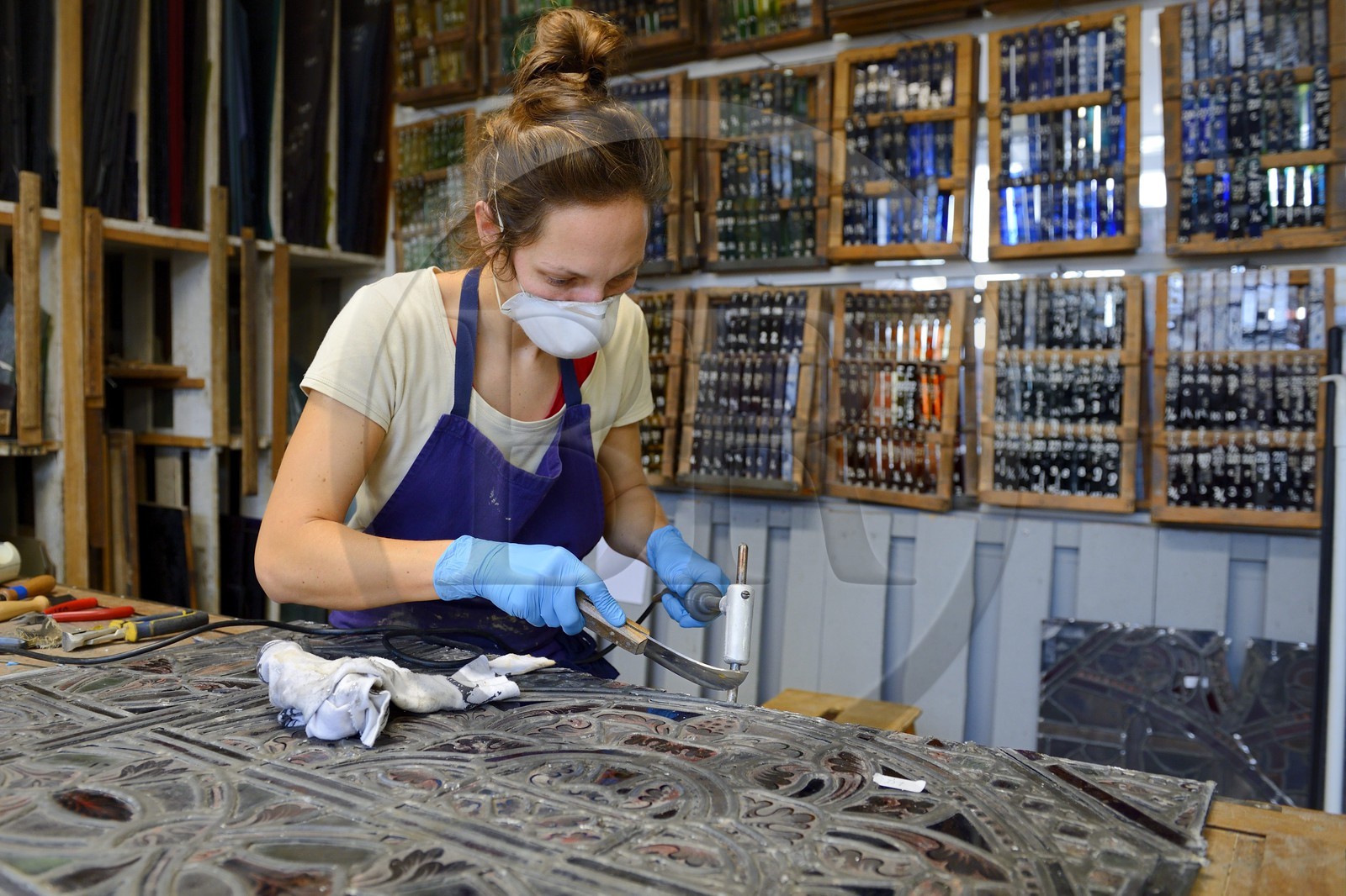 France, Marne (51), Reims, atelier Simon-Marq, maitres-verriers à Reims depuis 1640, restauration de vitraux de la basilique Saint Rémi
