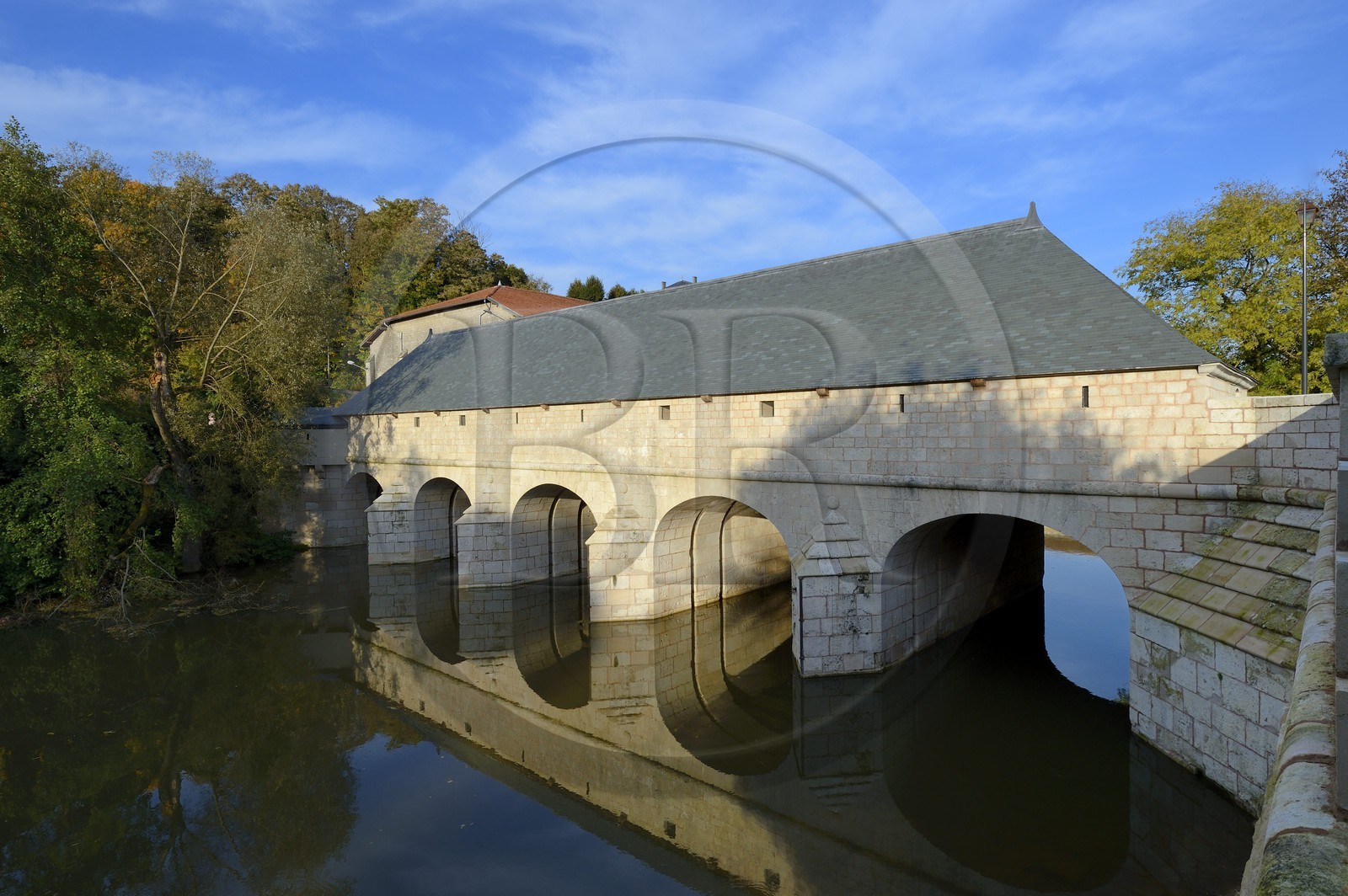 France, Meuse (55), Verdun, le Pont-écluse Saint-Amand (1685) inspiré d’un projet de fortification de Vauban sur la Meuse