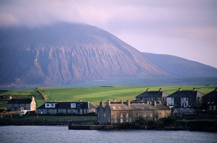 Royaume-Uni, Ecosse, îles Orcades, ville de Stromness sur Mainland et île de Hoy en arrière-plan