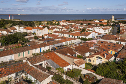 France, Charente-Maritime (17), Ile d'Aix, le bourg, anciennes maisons de pêcheurs dans la rue Marengo, Fort Boyard en arrière plan (vue aérienne)