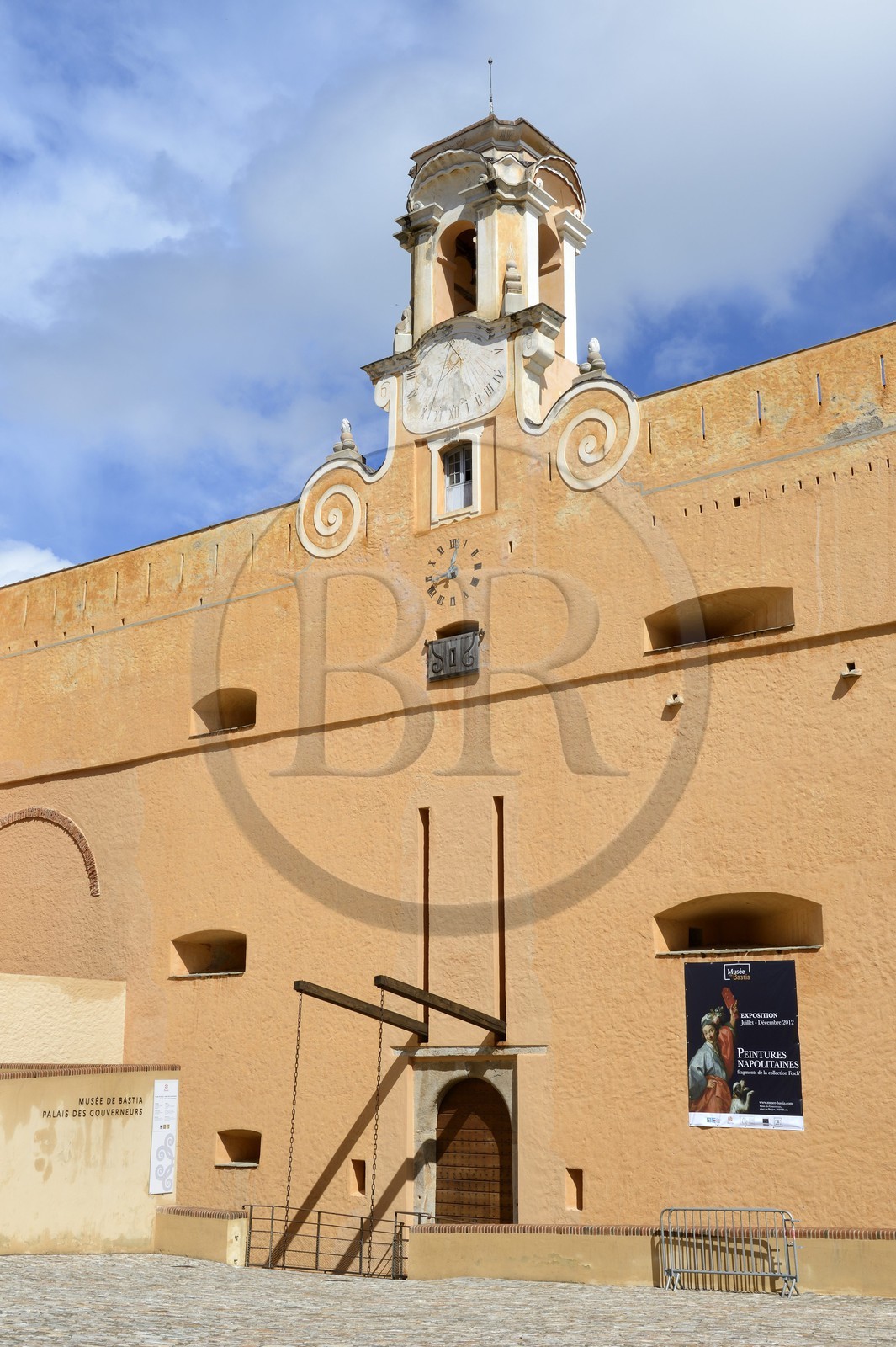 France, Haute-Corse (2B), Bastia, la Citadelle quartier de Terra-Nova, l'ancien palais des gouverneurs génois qui héberge le Musée d'Histoire de Bastia, entrée principale par l'ancien pont-levis sur la place du Donjon