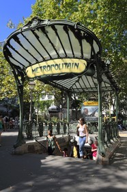 France, Paris (75), place des Abbesses, station de métro de style Art Nouveau d'Hector Guimard