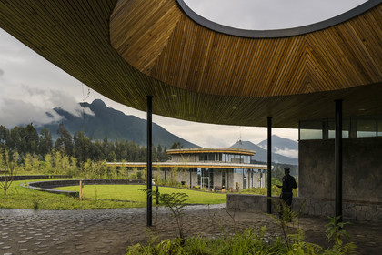 Rwanda, Province du Nord, District de Musanze (Ruhengeri), Kinigi, Campus Ellen DeGeneres du Dian Fossey Gorilla Fund par l'architecte MASS Design Group, le Cindy Broder Conservation Gallery avec une exposition éducative immersive, le Mont Sabyinyo et le Mont Gahinga puis le Mont Muhavura (les trois à la frontière de l'Ouganda) en arrière plan