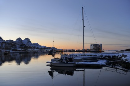 Norvège, Nordland, iles des Westeralen, port de Myre à la nuit tombante