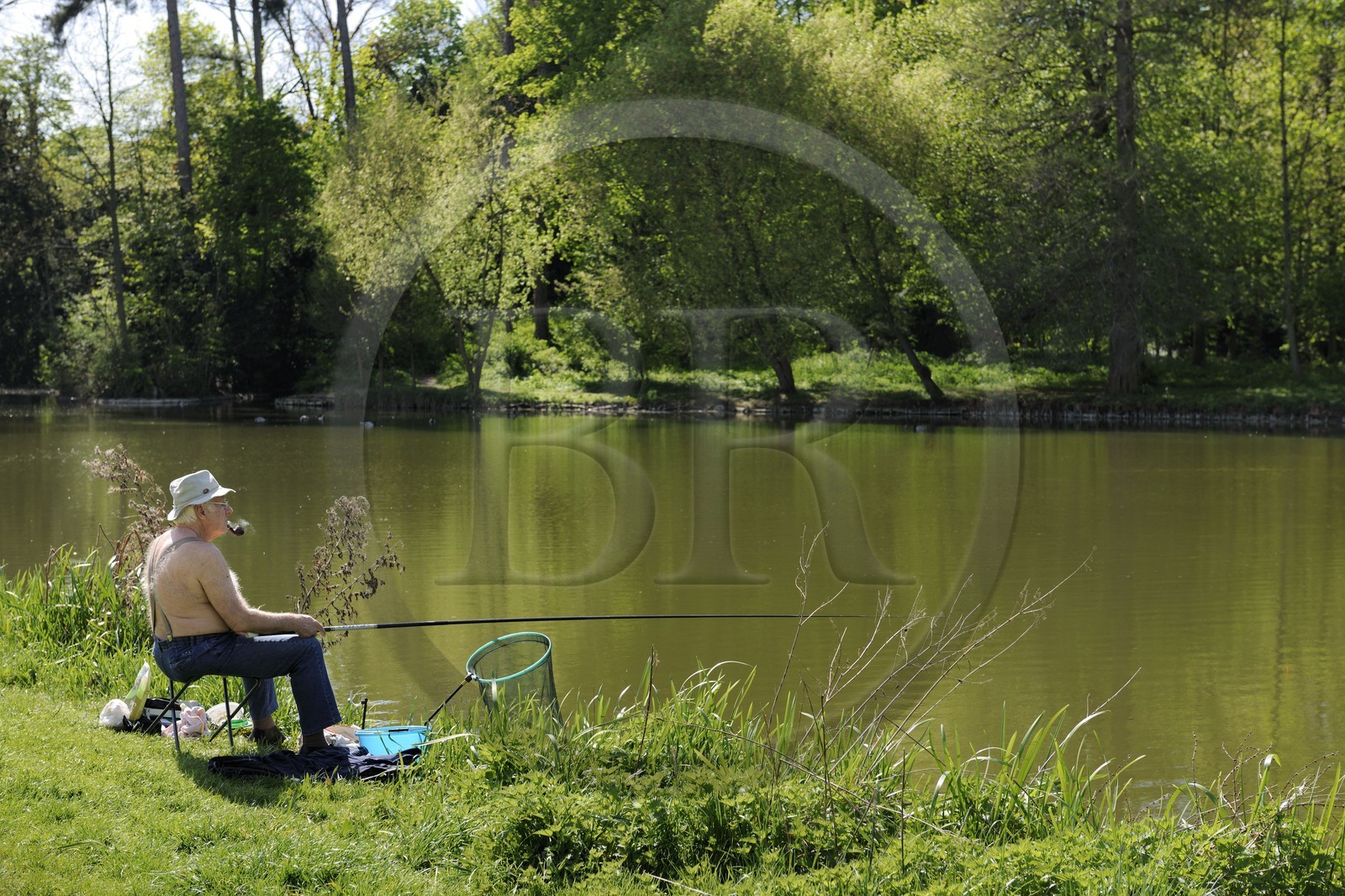 France, Paris (75), Bois de Boulogne, pecheur au bord de l'Etang de Longchamp