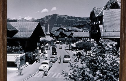Suisse, région de Bern (Oberland Bernois), Saanenland, le village de Gstaad dans les années 60