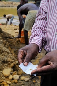 Tanzanie, région de Morogoro, les Monts Uluguru, prospecteurs d' Or sur la rivière Ruvu