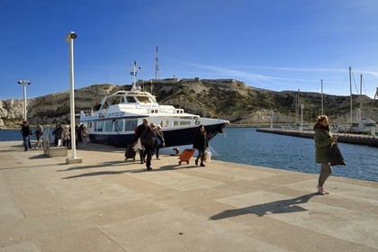 France, Bouches-du-Rhône (13), Marseille, Parc National des Calanques, Archipel des Iles du Frioul, Ile Ratonneau, le port de Frioul, la navette avec le Vieux Port