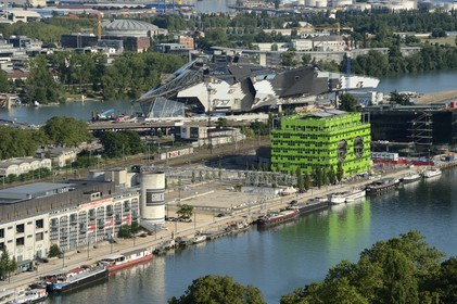 France, Rhône (69), Lyon, nouveau quartier de La Confluence au sud de la Presqu'île, Quai Rambaud, la Sucrière ancien entrepôt des années 1930 accueille depuis 2003 la biennale d'art contemporain et en arrière plan sur la droite le batiment vert siège d'Euronews et le chantier du futur musée des Confluences