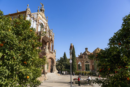 Espagne, Catalogne, Barcelone, quartier d'El Guinardo, ancien Hospital de la Santa Creu i de Sant Pau classé Patrimoine Mondial de l'UNESCO, de style moderniste par l'architecte Domenech i Montaner, aujourd'hui un musée et un centre culturel, batiment des salles d'opération Saint Cosme et Saint Damien (Sant Cosme i Sant Damia)