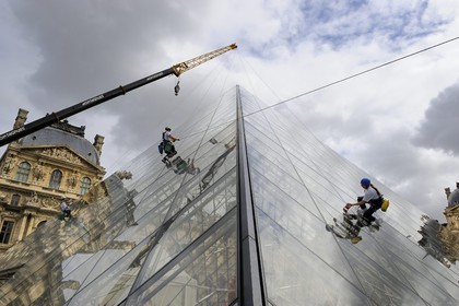 France, Paris (75), le musée du Louvre, laveurs de vitres sur la façade en verre de la pyramide de l'architecte Ieoh Ming Pei