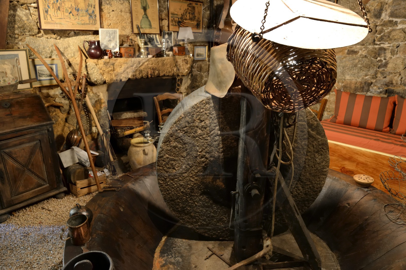 France, Corse-du-Sud (2A), région de Cargèse, ancienne maison paysanne à Rondulinu, moulin à huile d'olives